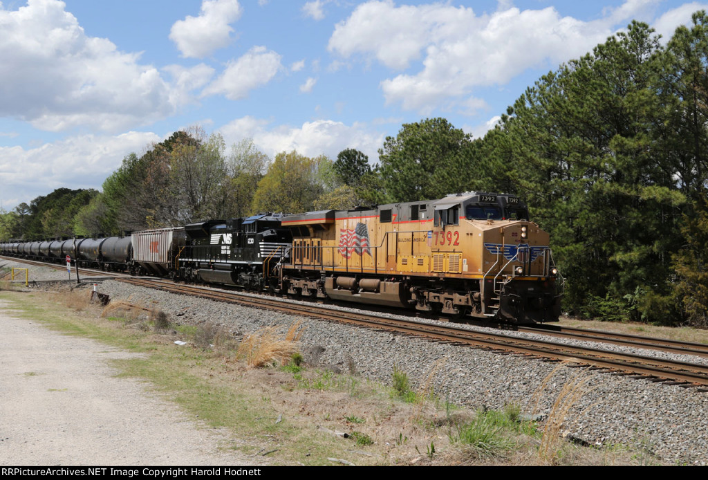 UP 7392 & NS 1230 lead NS train 6K4 eastbound